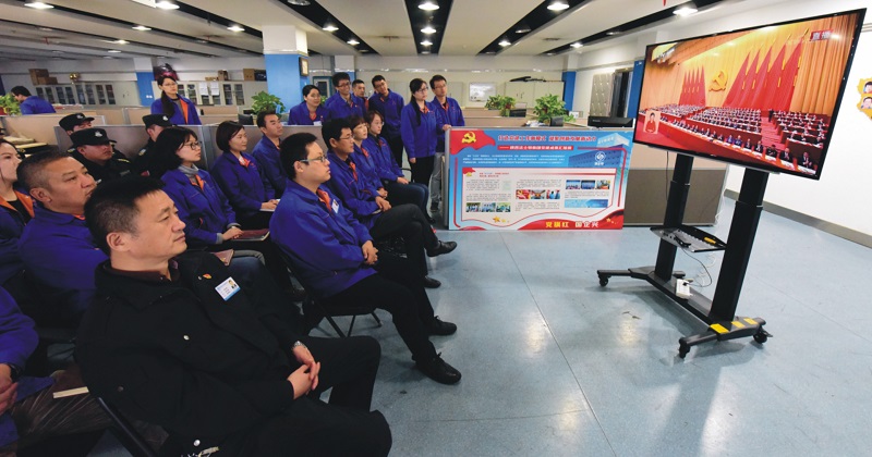 4.黨的十九大在北京人民大會(huì)堂隆重開幕,集團(tuán)公司廣大黨員員工準(zhǔn)時(shí)走進(jìn)黨員活動(dòng)室、車間會(huì)議室和辦公室觀看開幕會(huì)盛況。.jp